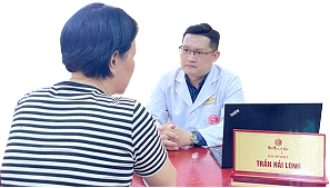 Bác sĩ Long khám dạ dày