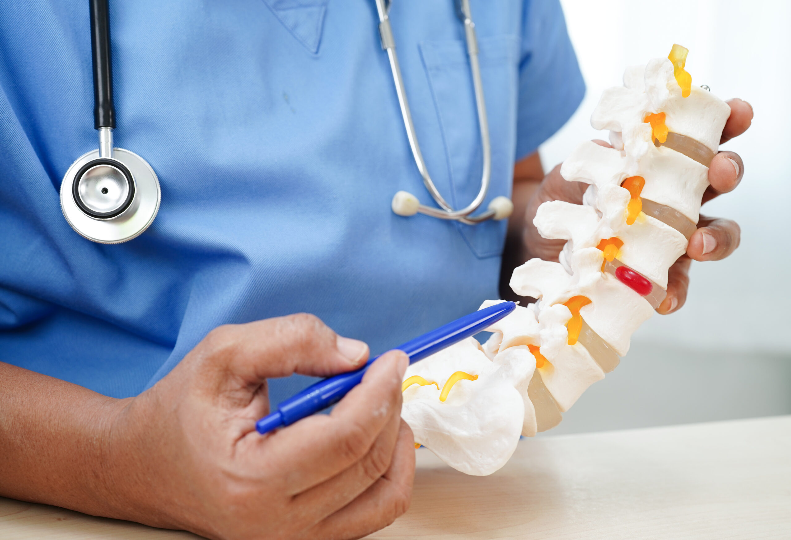 Từ góc nhìn của bác sĩ Long, thoái hóa đốt sống lưng là câu chuyện của thời gian, của lối sống và cả