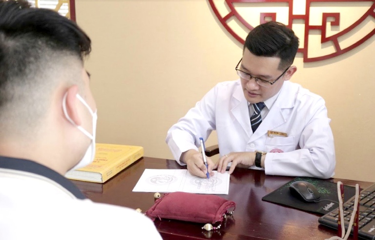 Bác sĩ Trần Hải Long tiến hành kê đơn theo từng thể bệnh để có được hiệu quả điều trị tích cực nhất