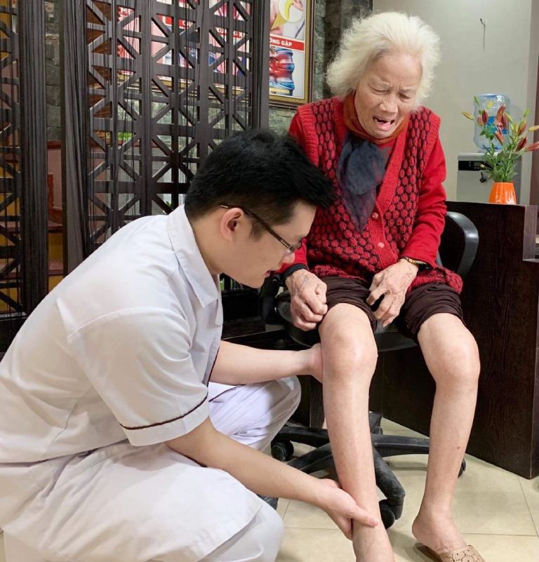 Bác sĩ Trần Hải Long phối hợp các phương pháp vật lý trị liệu để kiểm soát tốt các triệu chứng viêm khớp dạng thấp cho người bệnh
