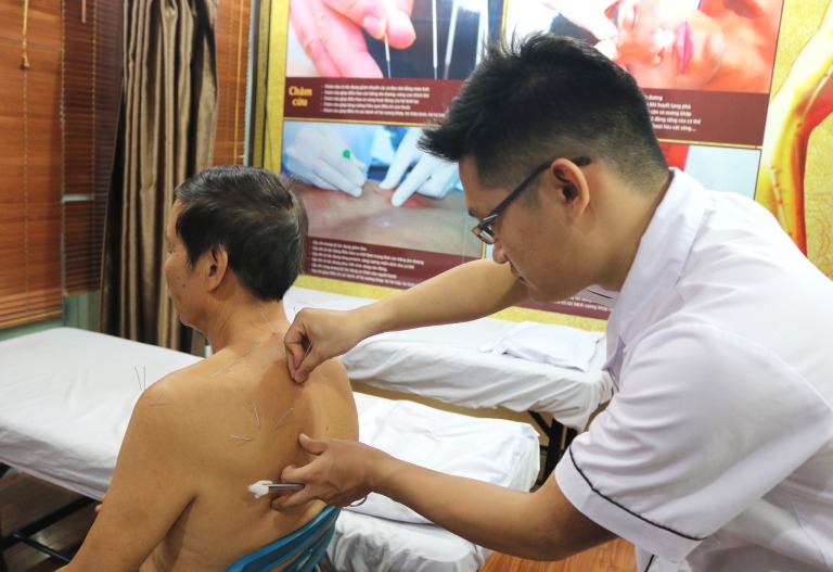 Bác sĩ Trần Hải Long chú trọng kết hợp vật lý trị liệu để phục hồi sức khỏe xương khớp tốt hơn