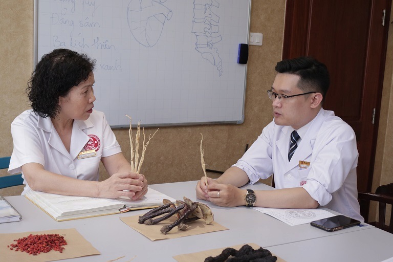 Bác sĩ Trần Hải Long chú trọng trong việc nghiên cứu và gia giảm các thành phần thảo dược phù hợp trong điều trị viêm khớp dạng thấp