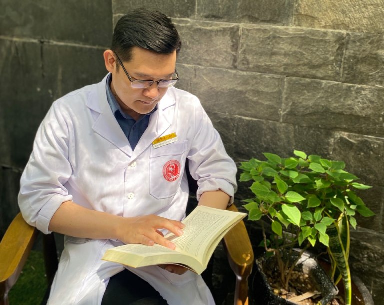 Bác sĩ Trần Hải Long luôn nỗ lực nghiên cứu, học tập để mang đến cho người bệnh những giải pháp chăm sóc sức khỏe tốt nhất