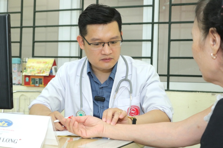Bác sĩ Trần Hải Long thăm khám sức khỏe cho các bà con