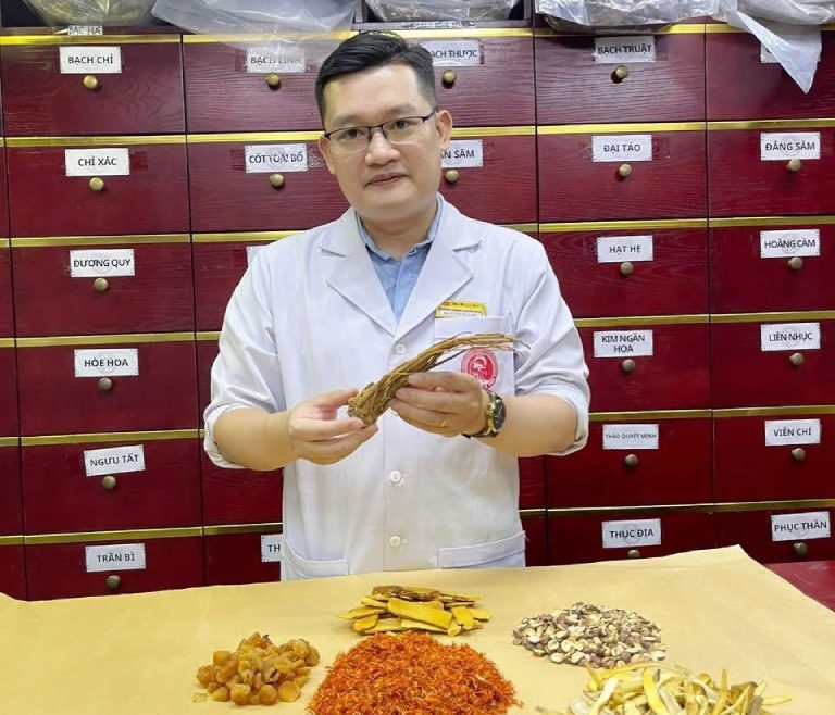 Bác sĩ Trần Hải Long tiến hành kê đơn thuốc theo phác đồ cá nhân để có được hiệu quả điều trị tối ưu