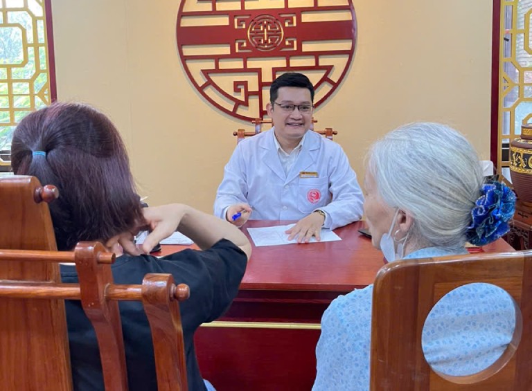 Bác sĩ Trần Hải Long luôn lắng nghe và chia sẻ giúp người bệnh thoải mái hơn
