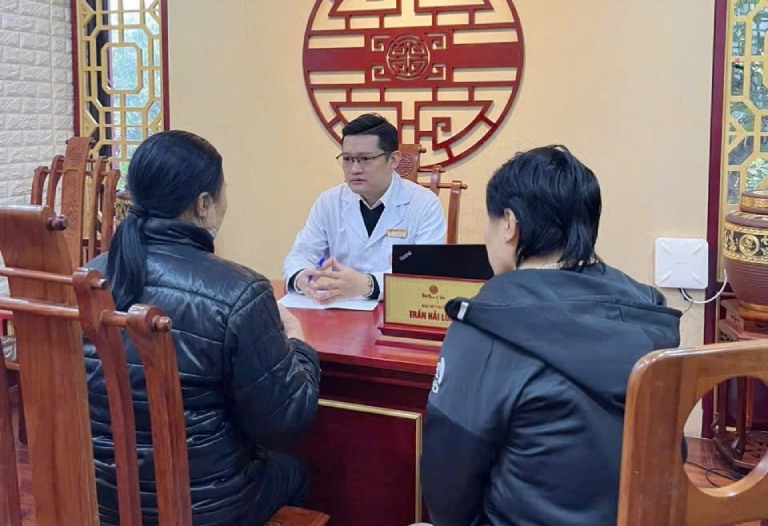 Bác sĩ Trần Hải Long tư vấn người bệnh điều chỉnh chế độ ăn uống, sinh hoạt để hạn chế tình trạng mất ngủ