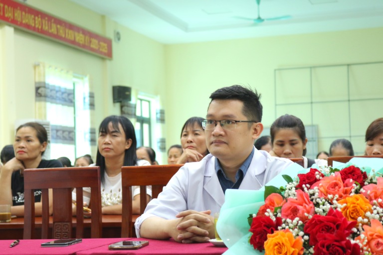 Bác sĩ Trần Hải Long tham gia buổi hội thảo chăm sóc sức khỏe phụ khoa