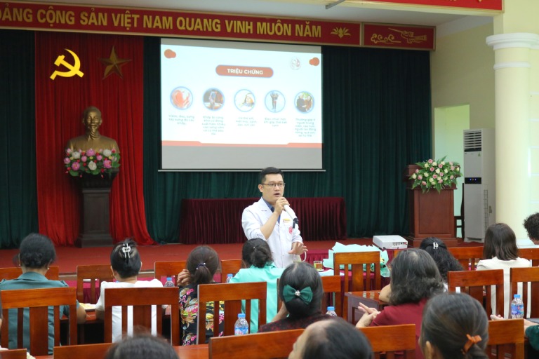 Bác sĩ Trần Hải Long tham gia chia sẻ kiến thức chăm sóc sức khỏe tại buổi hội thảo