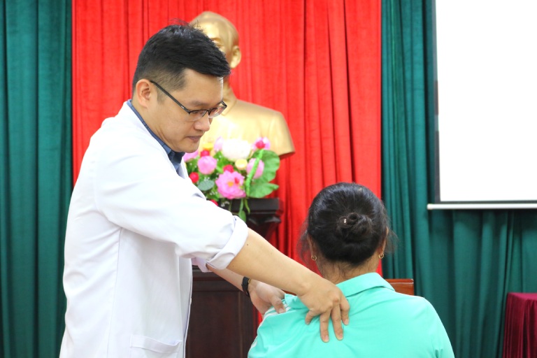 Bác sĩ Trần Hải Long hướng dẫn bà con một số huyệt vị giảm đau nhức xương khớp
