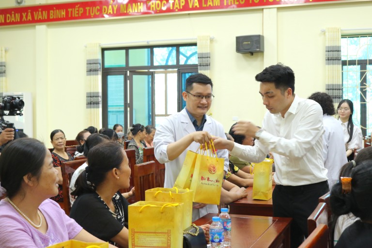 Nam Y Đỗ Minh Đường tặng quà cho bà con tham dự buổi hội thảo