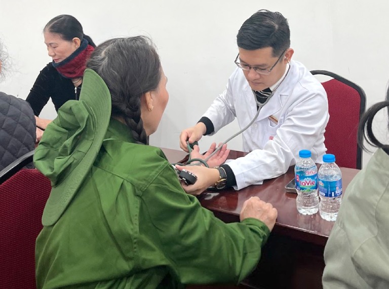 Bác sĩ Trần Hải Long thăm khám cho các thân nhân gia đình Thương binh Liệt sĩ
