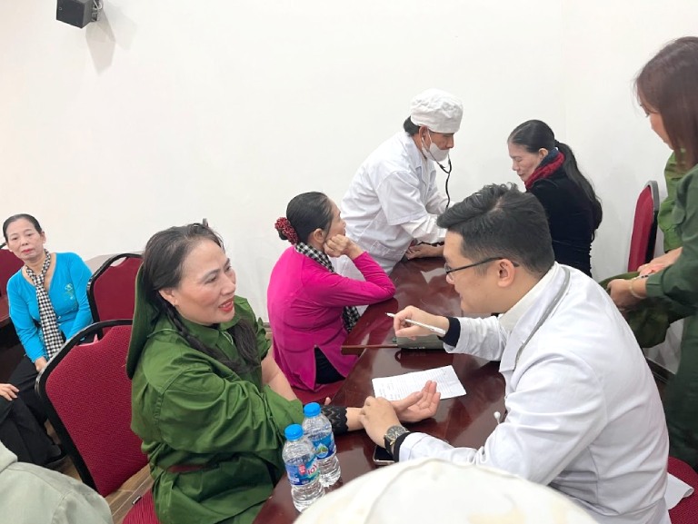 Bác sĩ Trần Hải Long tham gia khá nhiều công tác thiện nguyện ngoài xã hội 