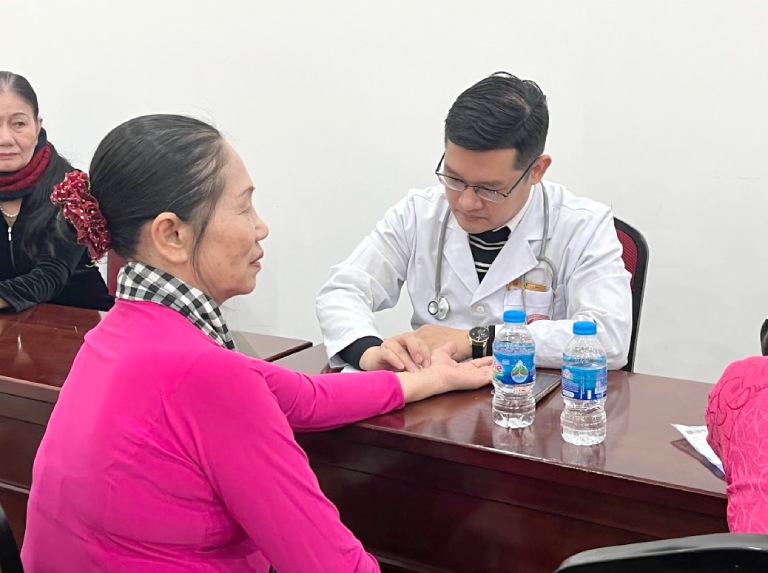 Bác sĩ Trần Hải Long cũng trực tiếp tư vấn các phương pháp điều trị và phòng tránh bệnh hiệu quả cho từng bà con
