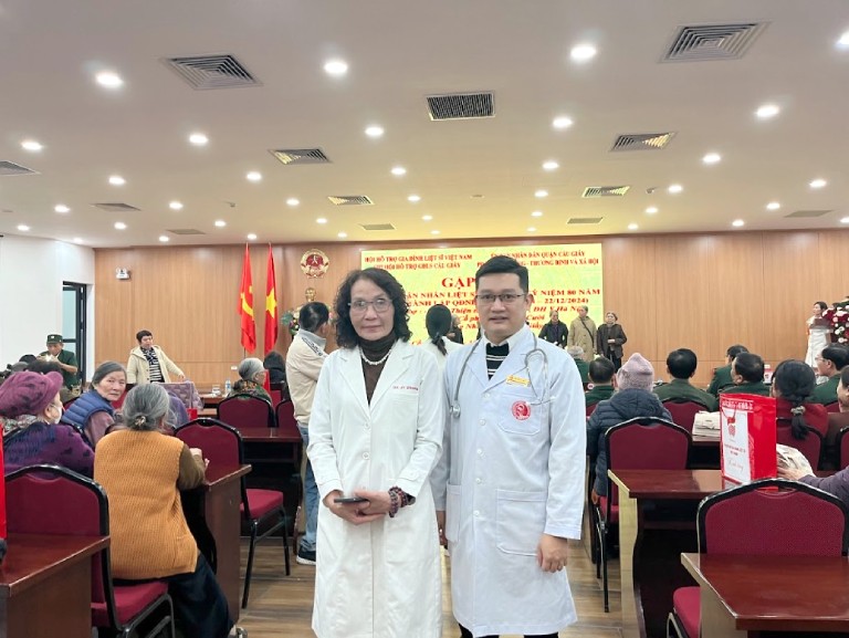 Bác sĩ Trần Hải Long và Bác sĩ Lê Phương tham gia buổi khám bệnh và tặng quà trong cho các gia đình Thương binh liệt sĩ