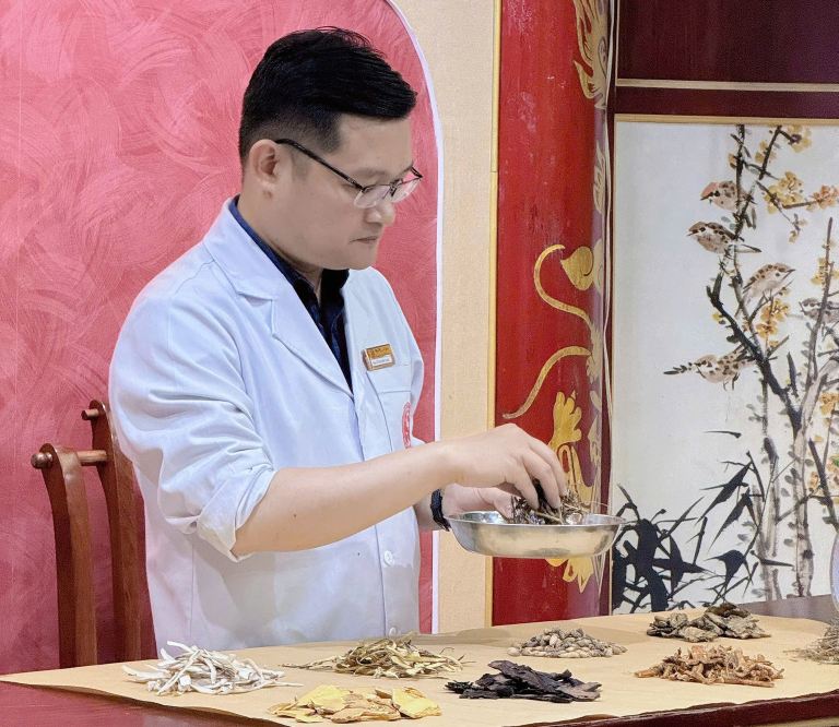 Bác sĩ Trần Hải Long hướng dẫn người bệnh sử dụng bài thuốc mất ngủ đúng cách để có được hiệu quả tích cực