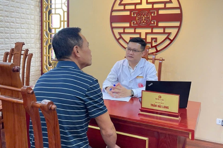 Bác sĩ Trần Hải Long sẽ tiến hành kê đơn và đưa ra lời khuyên cụ thể cho từng người bệnh