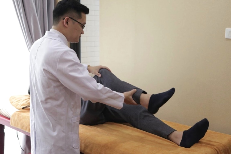 Ngoài việc dùng thuốc, Bác sĩ Trần Hải Long cũng sẽ tư vấn kết hợp vật lý trị liệu để cải thiện sức khỏe xương khớp hiệu quả