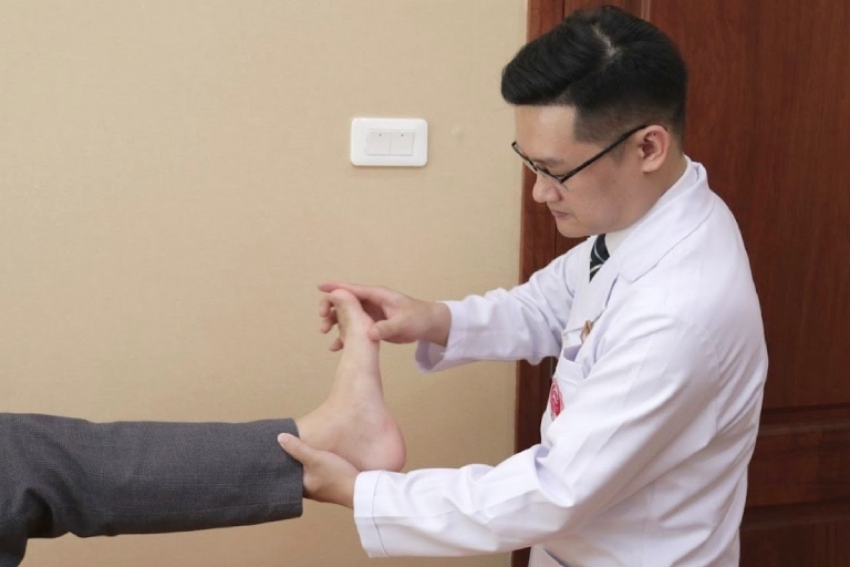 Bác sĩ Trần Hải Long kết hợp vật lý trị liệu để điều trị viêm đa khớp hiệu quả