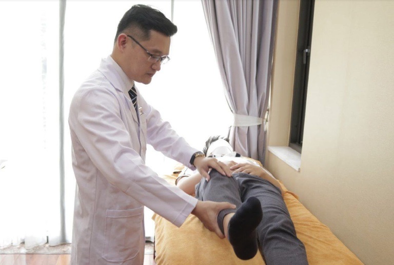 Bác sĩ Trần Hải Long đã tiến hành kết hợp vật lý trị liệu và chế độ dinh dưỡng, sinh hoạt khoa học để phục hồi sức khỏe xương khớp hiệu quả