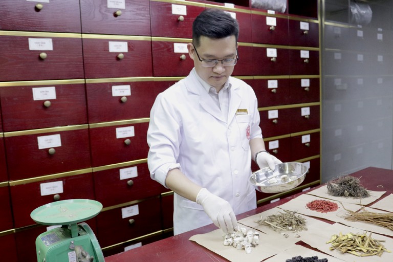 Bác sĩ Trần Hải Long đánh giá cao cơ chế toàn diện của bài thuốc điều trị mất ngủ tại Nam Y Đỗ Minh Đường