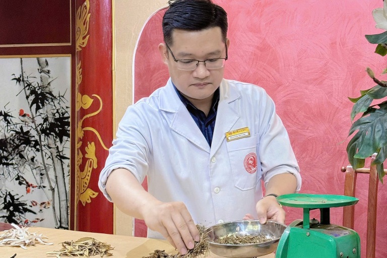 Bác sĩ Trần Hải Long có hơn 15 năm kinh nghiệm khám chữa bệnh bằng YHCT