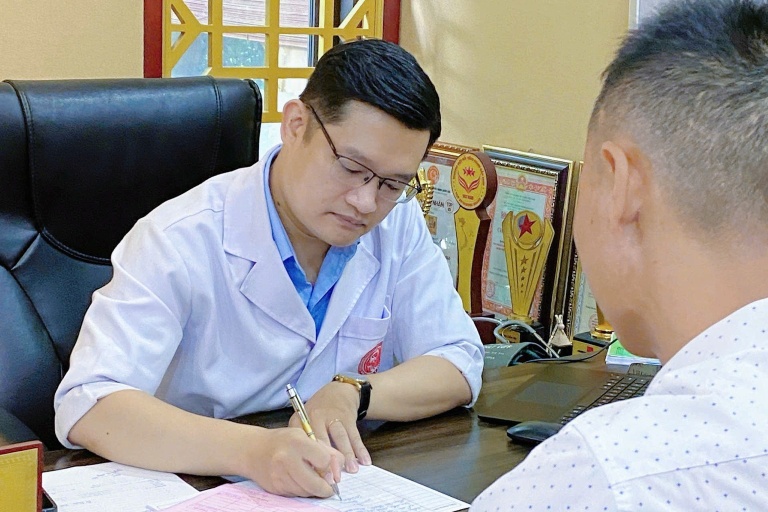 Bác sĩ Trần Hải Long cũng có nhiều kinh nghiệm trong thăm khám và hỗ trợ điều trị các vấn đề liên quan đến sức khỏe nam giới